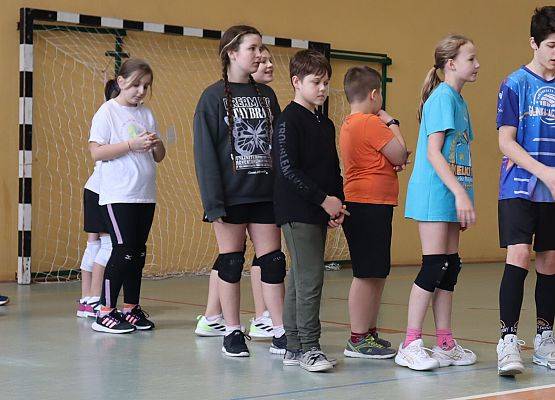 dzieci podczas zajęć sportowych