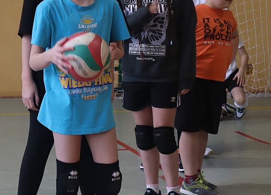 dzieci podczas zajęć sportowych