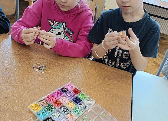 dzieci robią biżuterię