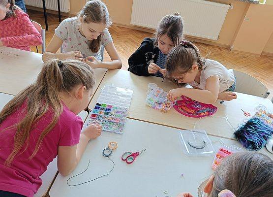 dzieci robią biżuterię