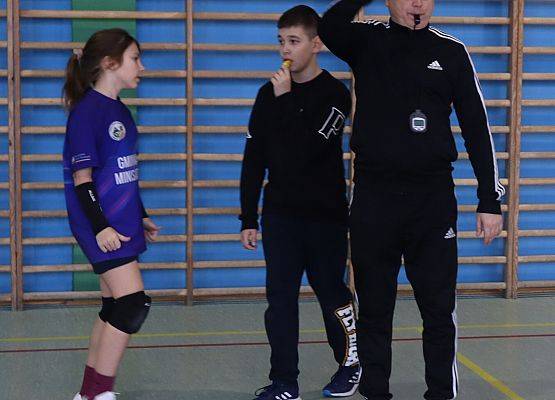 dzieci z trenerem podczas zajęć sportowych