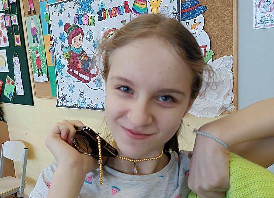 dziewczynka prezentuje wykonaną biżuterię
