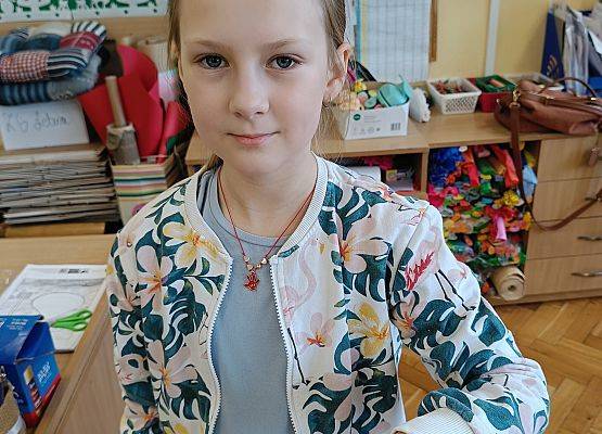 dziewczynka prezentuje wykonaną biżuterię