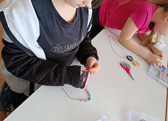dziewczynka robi bransoletkę