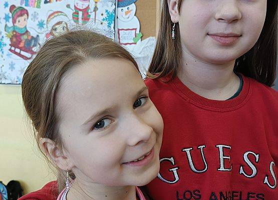 dziewczynki prezentują wykonaną biżuterię