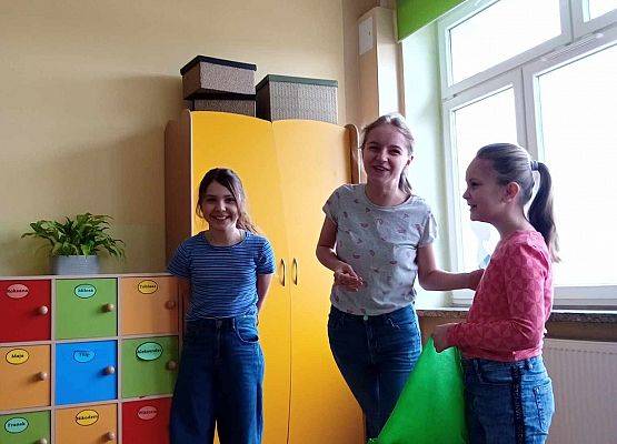 dziewczynki tańczą