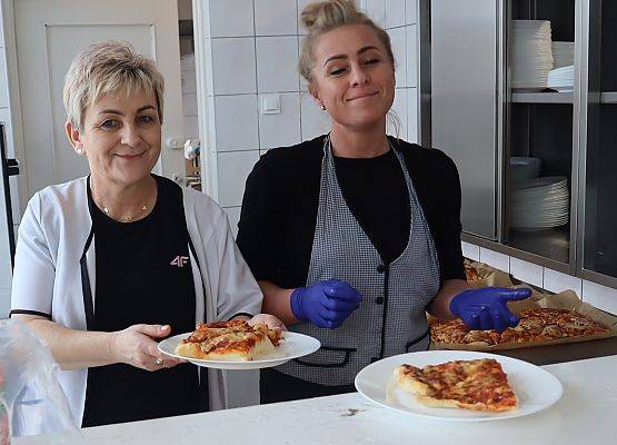 kucharki rozdają pizzę