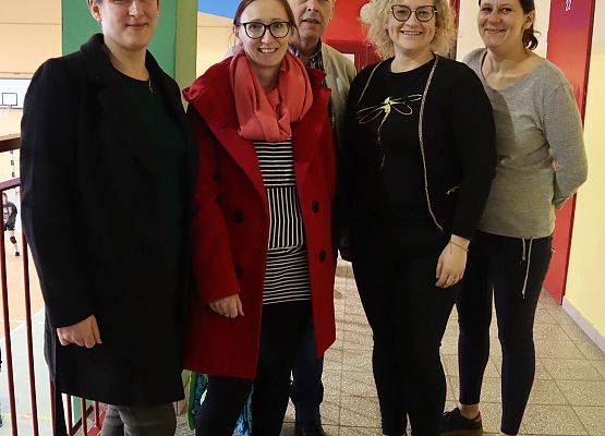 rodzice z dyrektorem szkoły