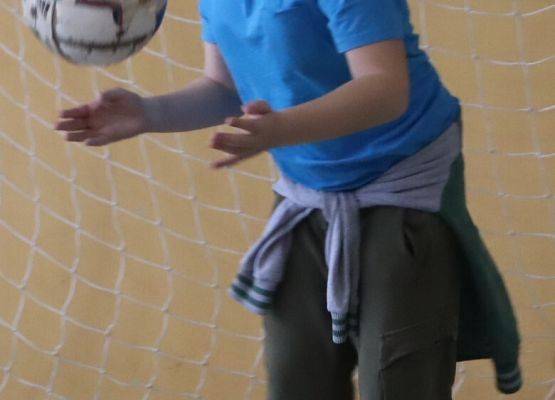 chłopiec podczas zajęć sportowych