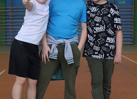 chłopcy podczas zajęć sportowych