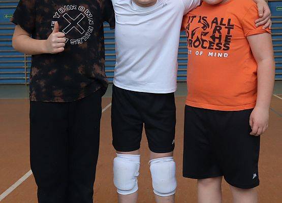 chłopcy podczas zajęć sportowych