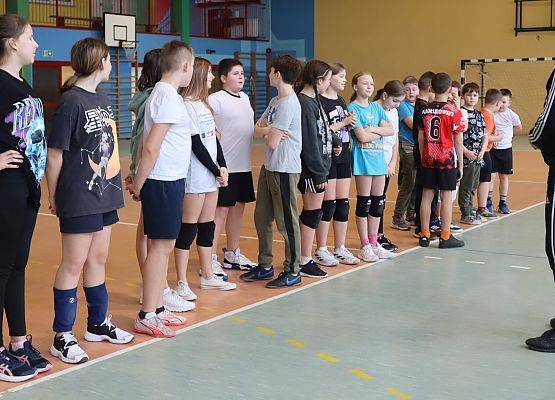 chłopcy podczas zajęć sportowych