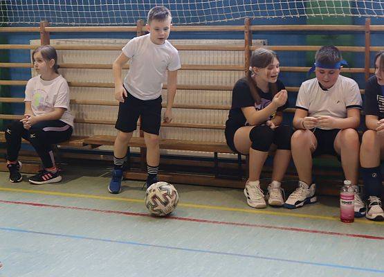 chłopcy podczas zajęć sportowych