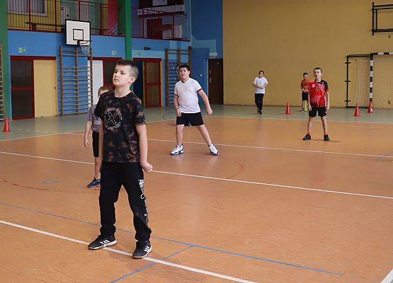 chłopcy podczas zajęć sportowych