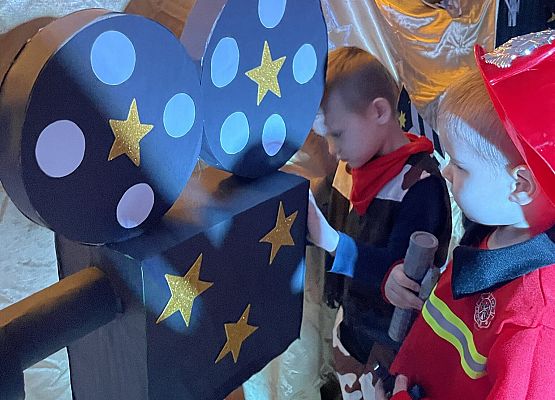 chłopiec bawi się kamerą