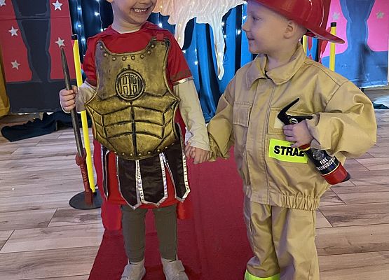 chłopcy w przebraniach