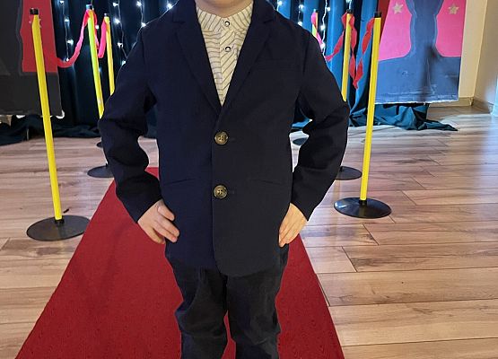 chłopiec na czerwonym dywanie