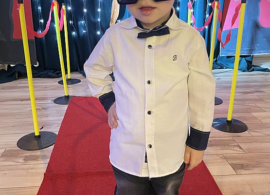 chłopiec na czerwonym dywanie