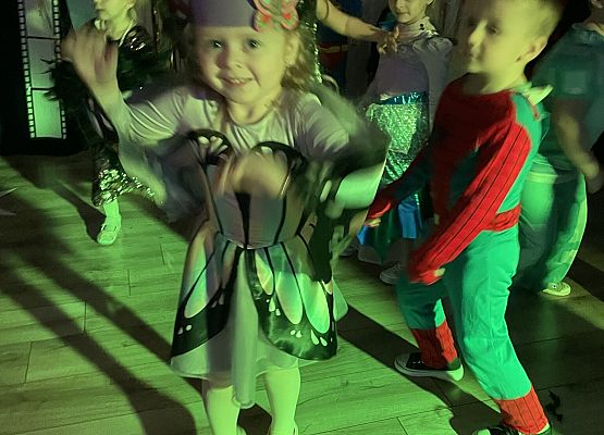 dzieci tańczą