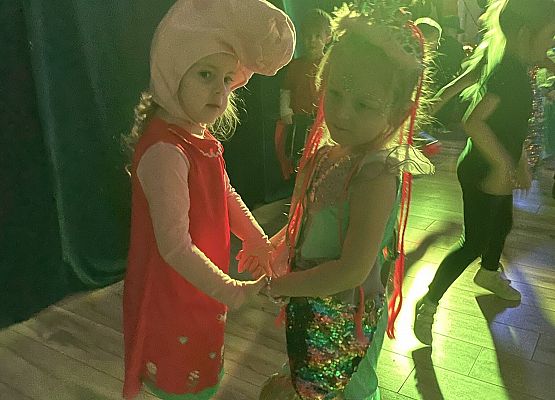 dzieci tańczą