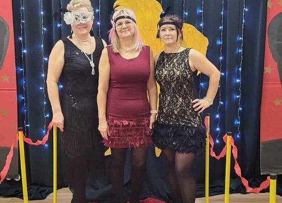 trzy panie pozują do zdjęcia
