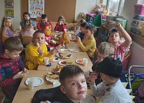 dzieci podczas słodkiego poczęstunku