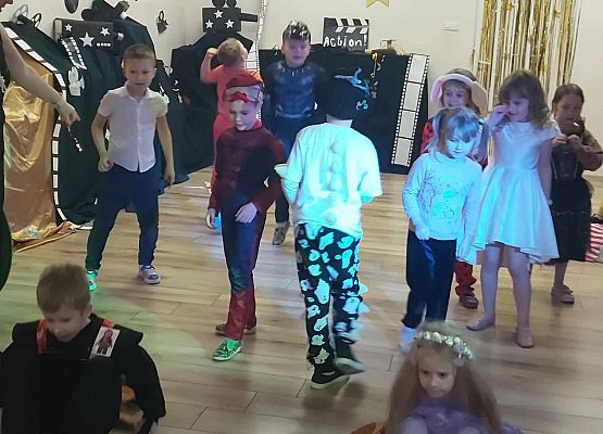 przedszkolaki podczas zabawy karnawałowej