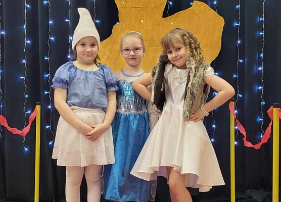 dzieci w przebraniach pozują do zdjęcia na czerwonym dywanie