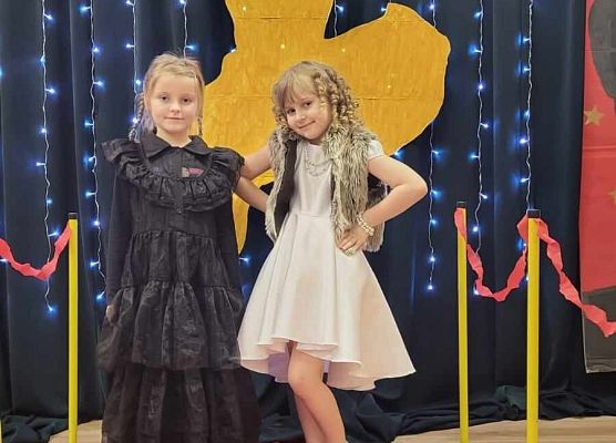 dzieci w przebraniach pozują do zdjęcia na czerwonym dywanie