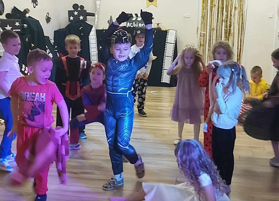 dzieci tańczą na balu