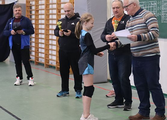 zawodniczka odbiera dyplom