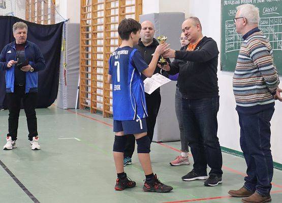 zawodnik odbiera puchar