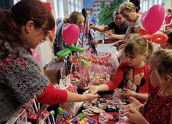 uczestnicy kiermaszu