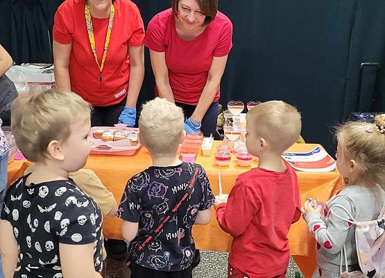 uczestnicy kiermaszu