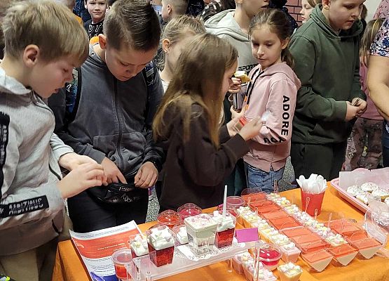 uczestnicy kiermaszu