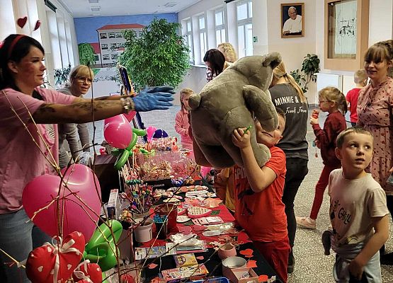 uczestnicy kiermaszu