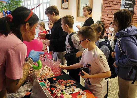 uczestnicy kiermaszu