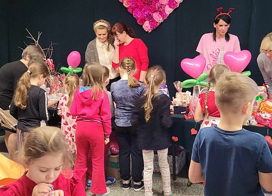 uczestnicy kiermaszu