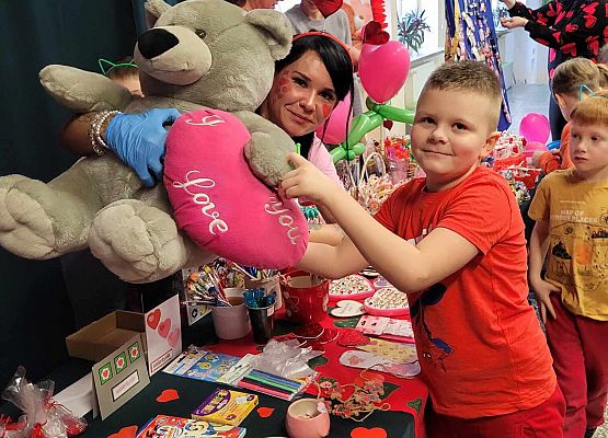 uczestnicy kiermaszu