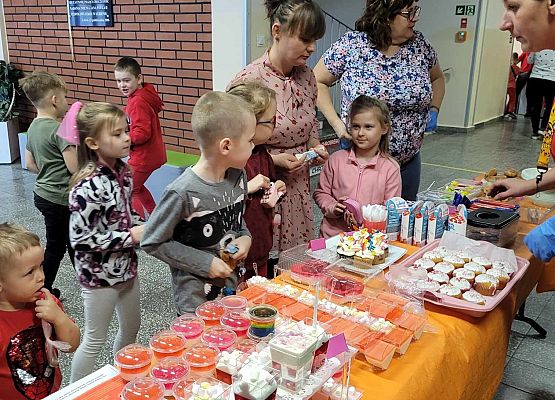 uczestnicy kiermaszu