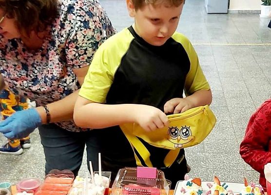 uczestnicy kiermaszu