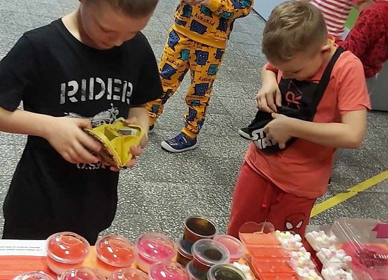 uczestnicy kiermaszu