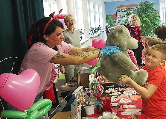 uczestnicy kiermaszu