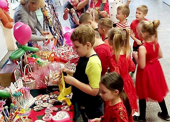 uczestnicy kiermaszu