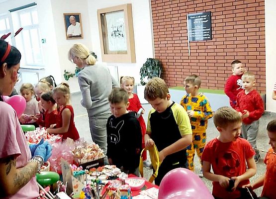 uczestnicy kiermaszu