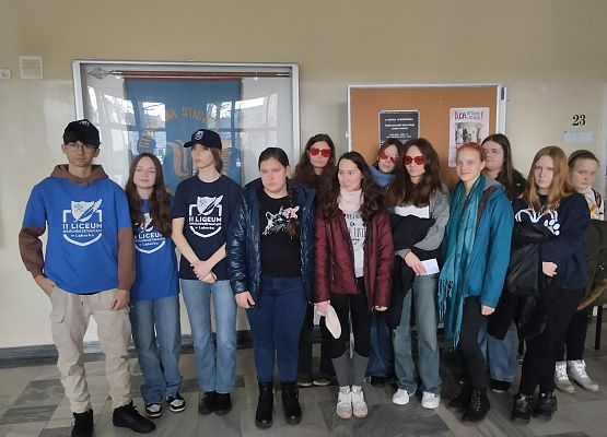 grupa uczniów w holu l