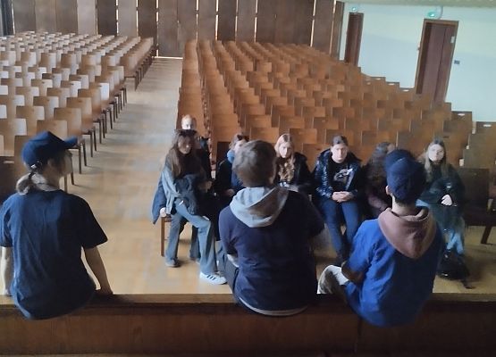 grupa uczniów w auli