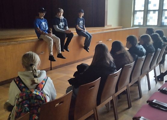 grupa uczniów w auli