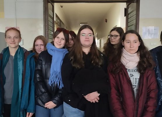 grupa uczniów w holu