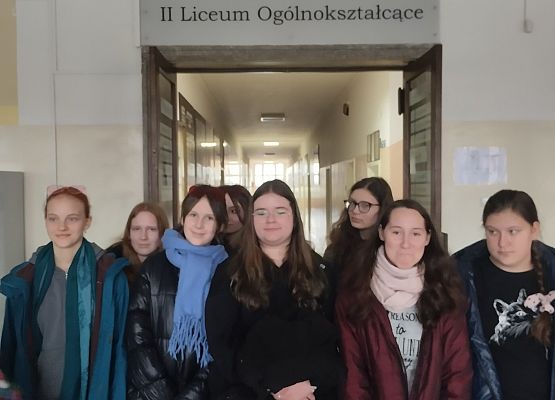 grupa uczniów w holu